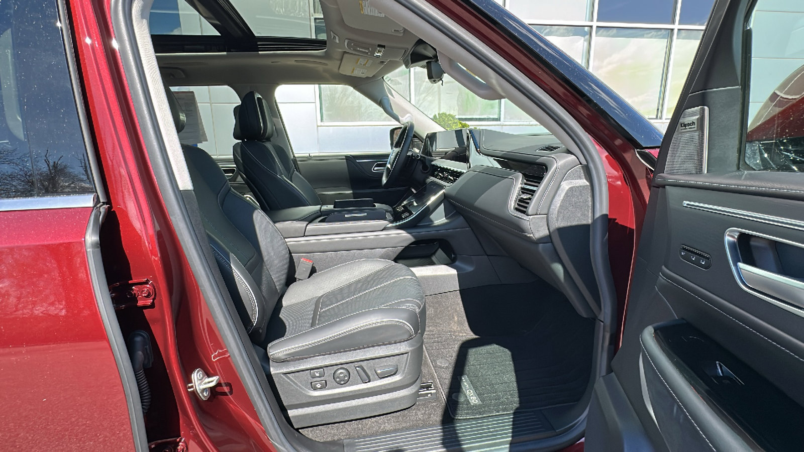 Used 2025 INFINITI QX80 Sensory image 24