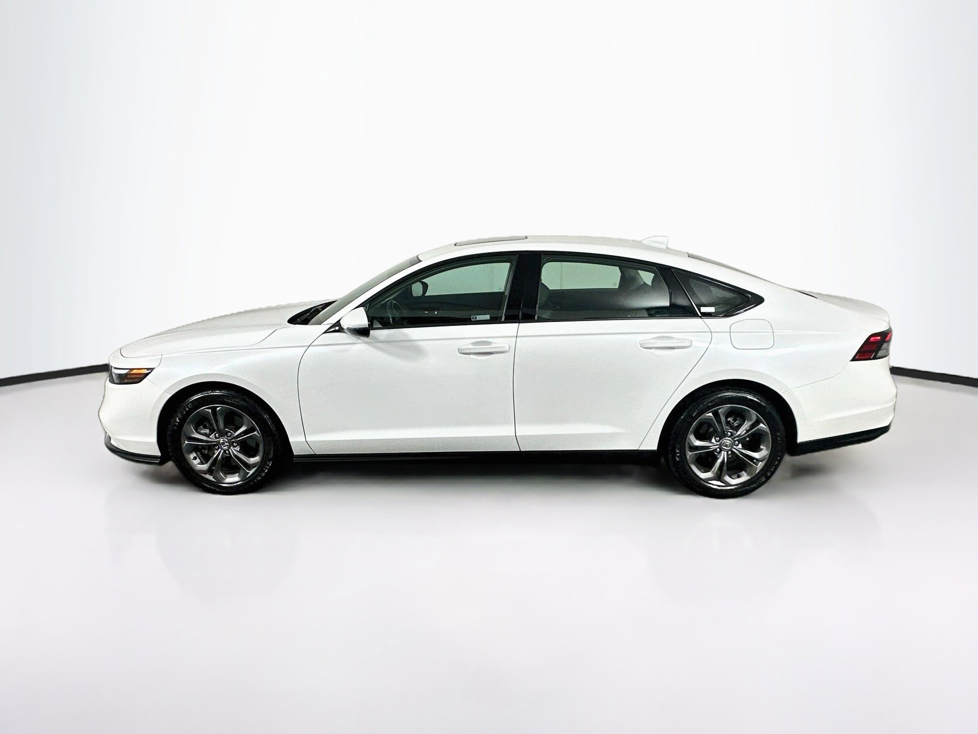 Used 2023 Honda Accord EX-L image 4