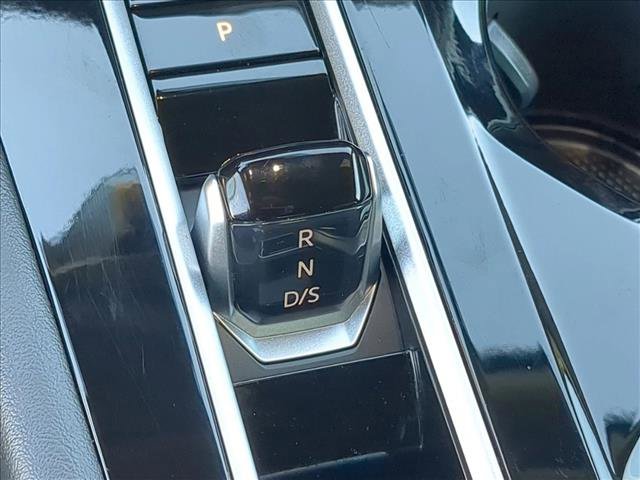 Used 2025 Volkswagen Atlas Cross Sport SE image 12