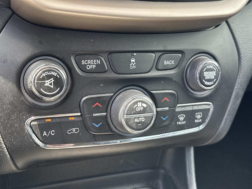 Used 2016 Jeep Cherokee Limited AWD/4WD image 23