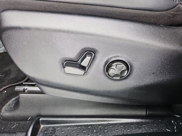 Used 2025 Chrysler Pacifica Select image 24