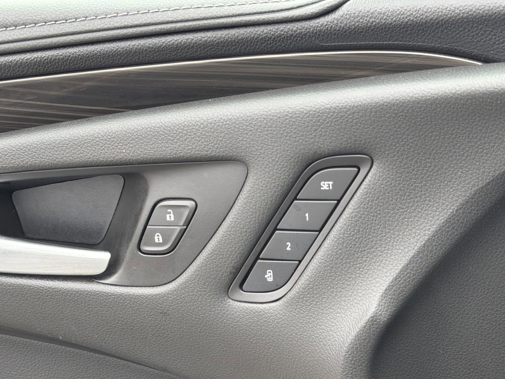Used 2020 Buick Envision Essence w/ Experience Buick Package image 18