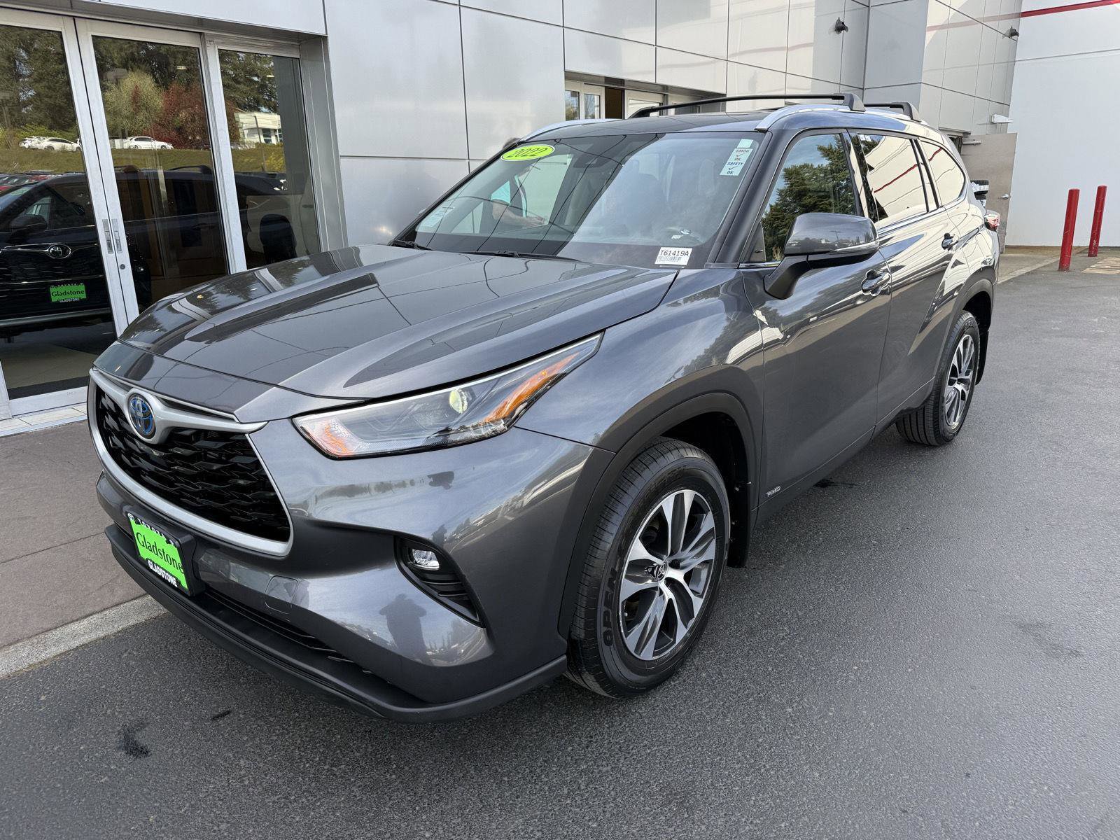Used 2022 Toyota Highlander XLE AWD/4WD image 2
