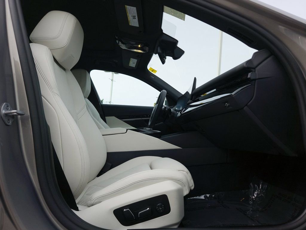 Certified 2025 BMW 530i image 21