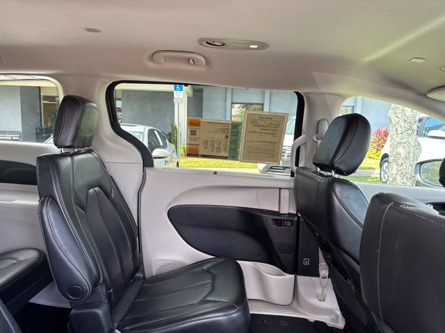 Used 2023 Chrysler Pacifica Touring-L FWD image 12