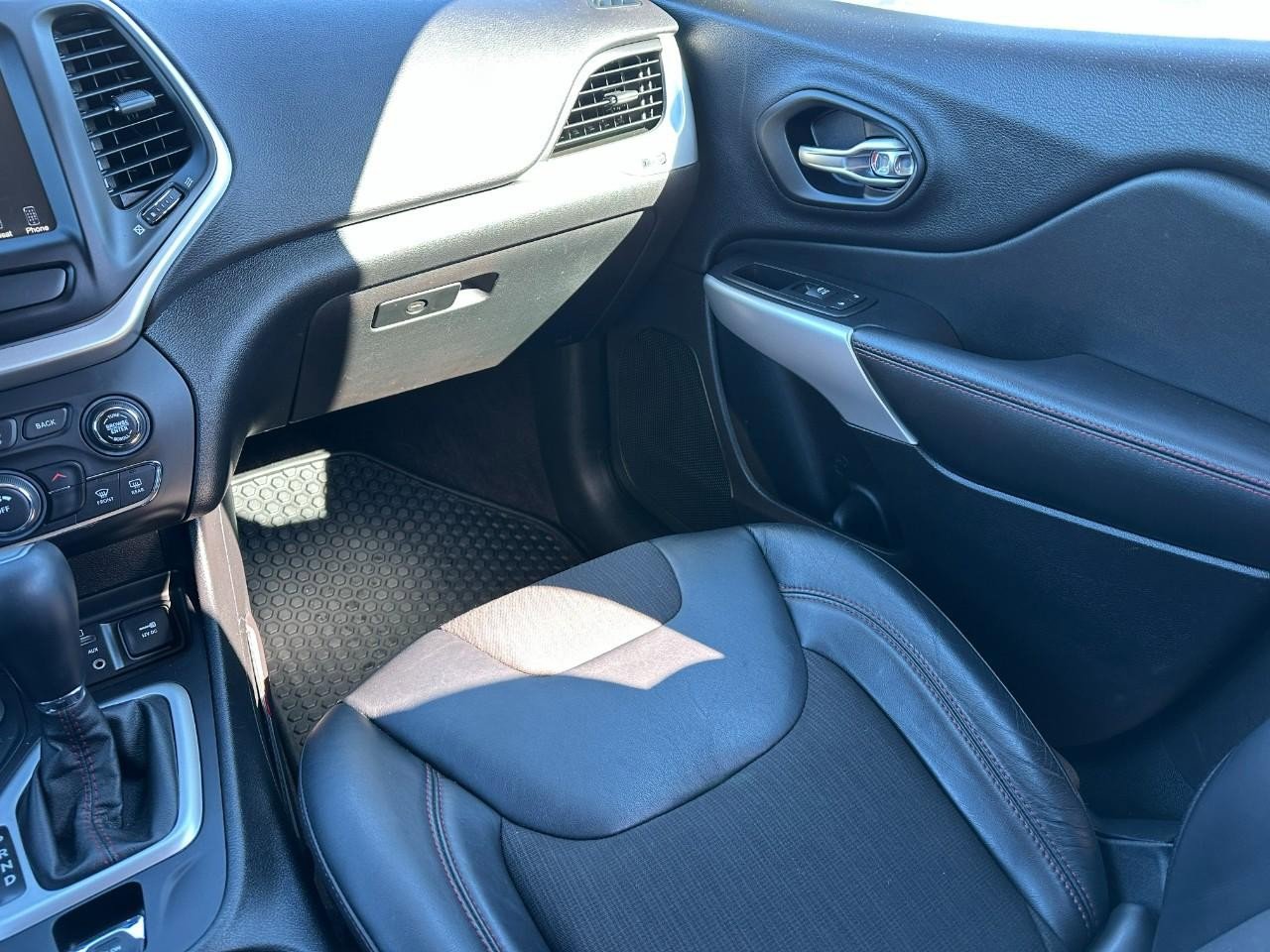 Used 2017 Jeep Cherokee Trailhawk w/ Cold Weather Group image 15