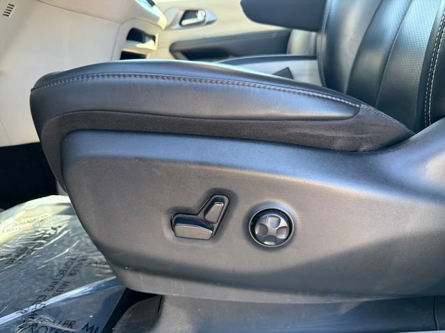Used 2023 Chrysler Pacifica Touring-L FWD image 12