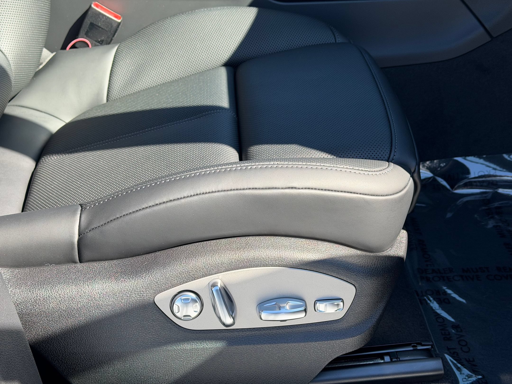 Used 2026 Porsche Macan AWD/4WD image 16