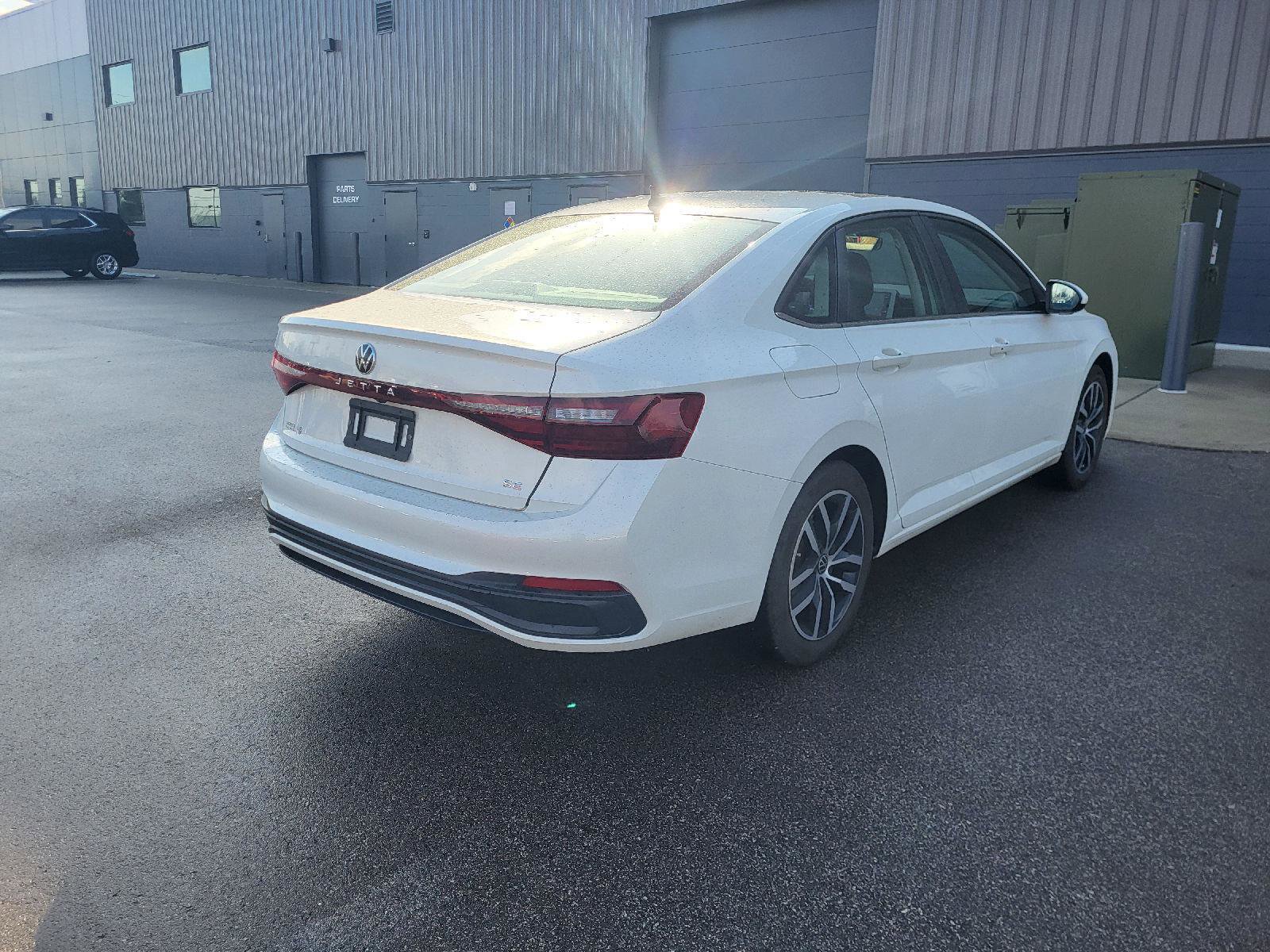 Used 2025 Volkswagen Jetta SE w/ Sunroof Package image 3