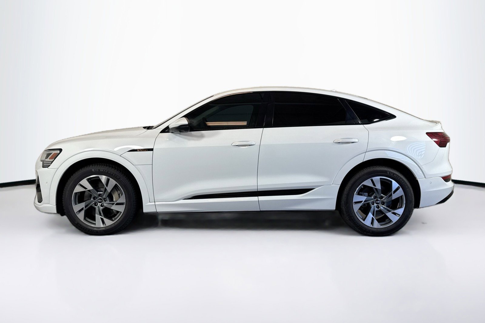 Used 2022 Audi e-tron Premium w/ Convenience Plus Package AWD/4WD image 8