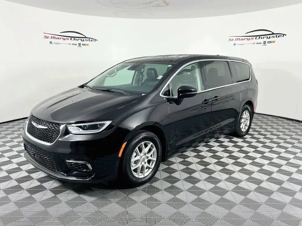 Used 2024 Chrysler Pacifica Touring-L FWD image 4