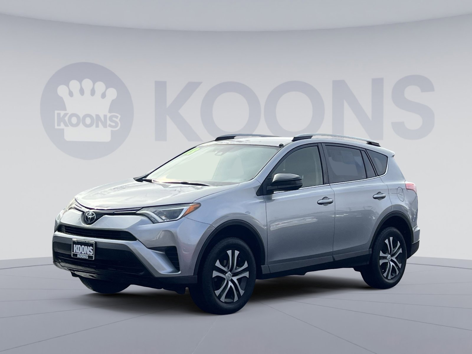 Used 2018 Toyota RAV4 LE image 1