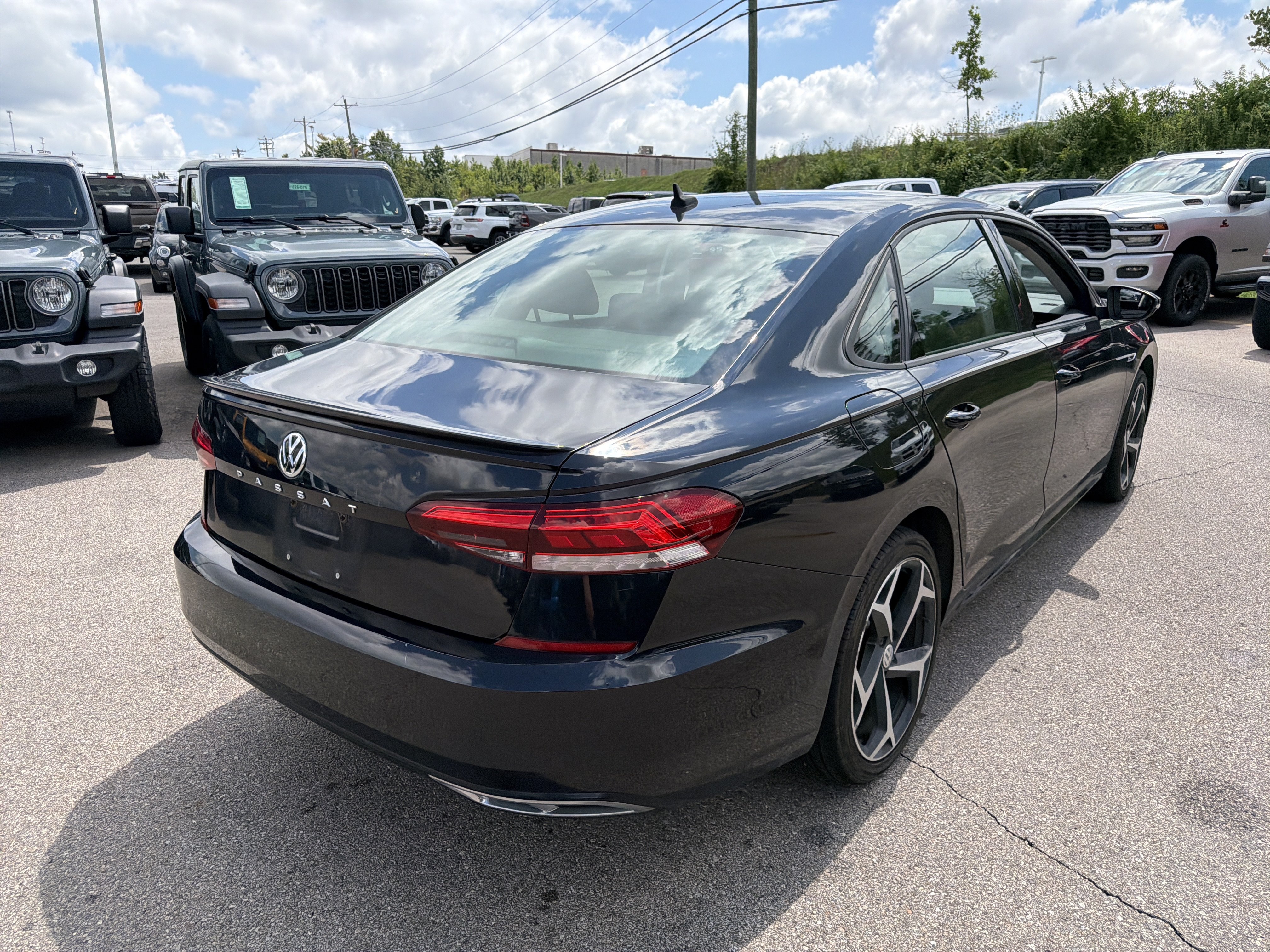 Used 2020 Volkswagen Passat 2.0T R-Line FWD image 11