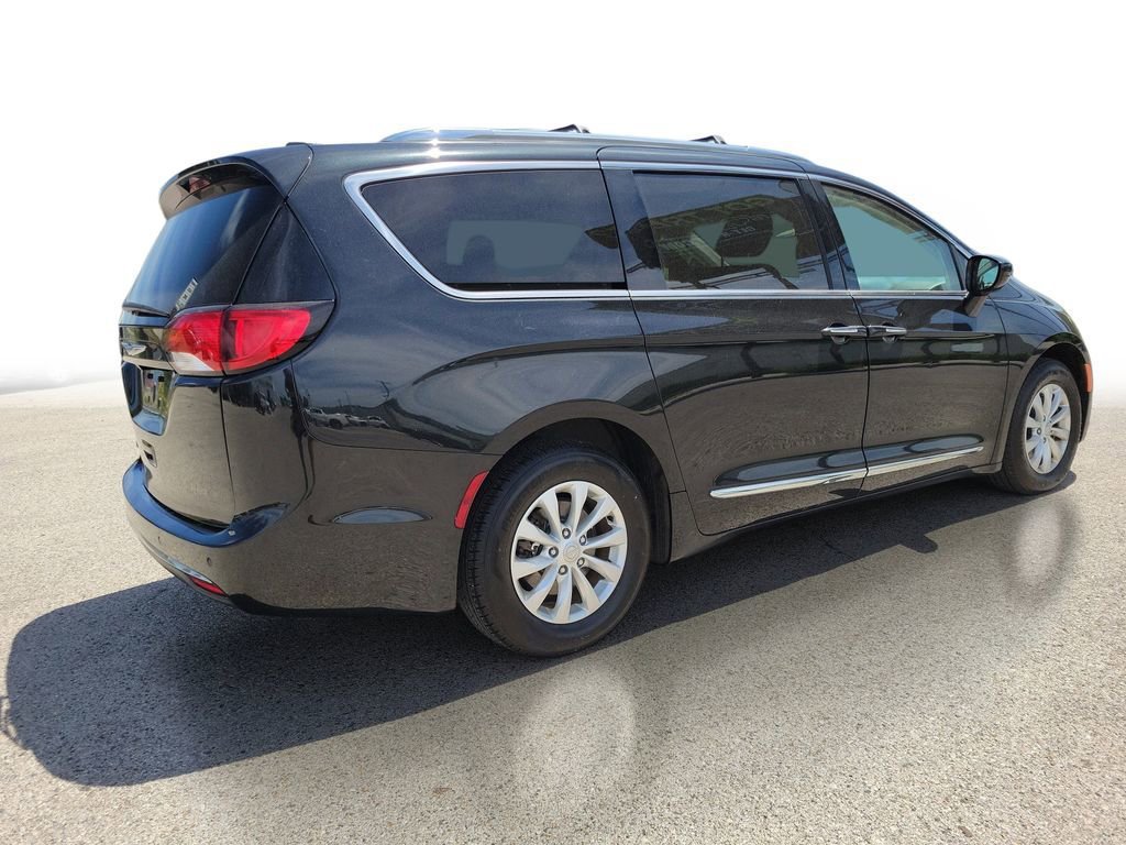 Used 2018 Chrysler Pacifica Touring-L FWD image 4