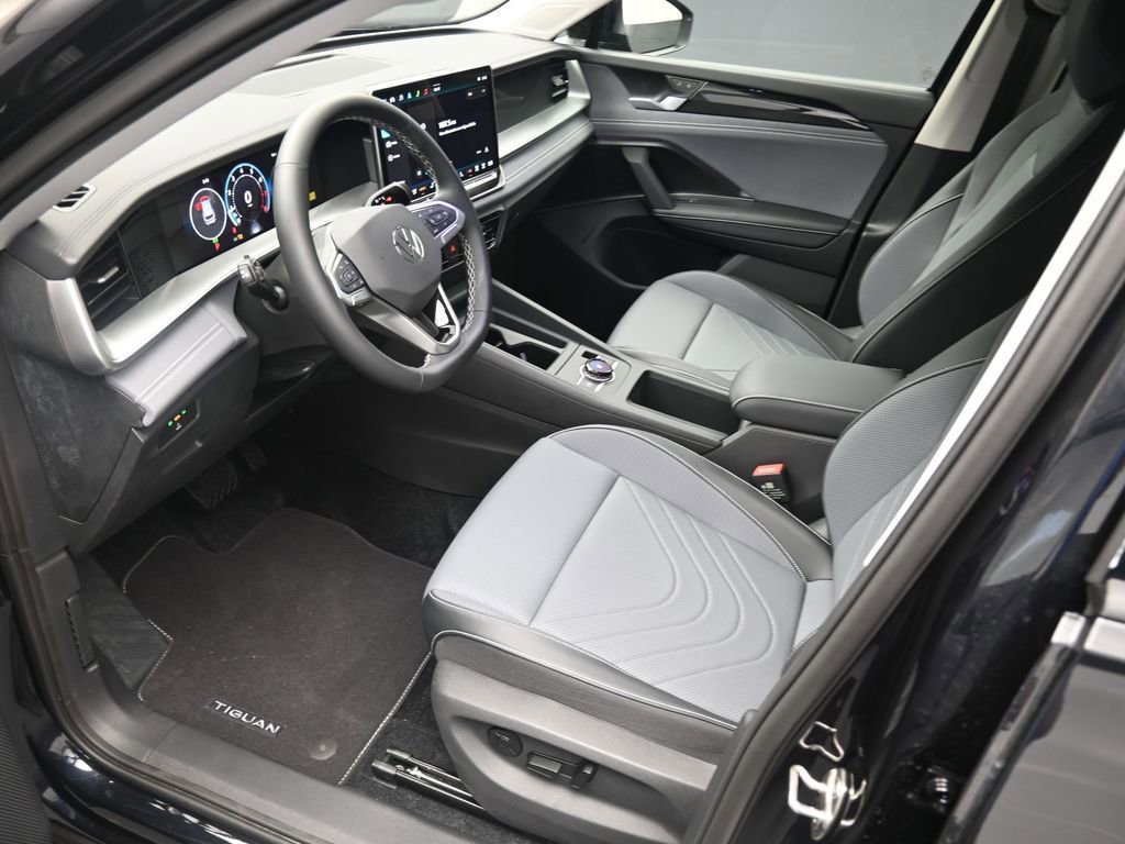 Used 2025 Volkswagen Tiguan SE FWD image 17
