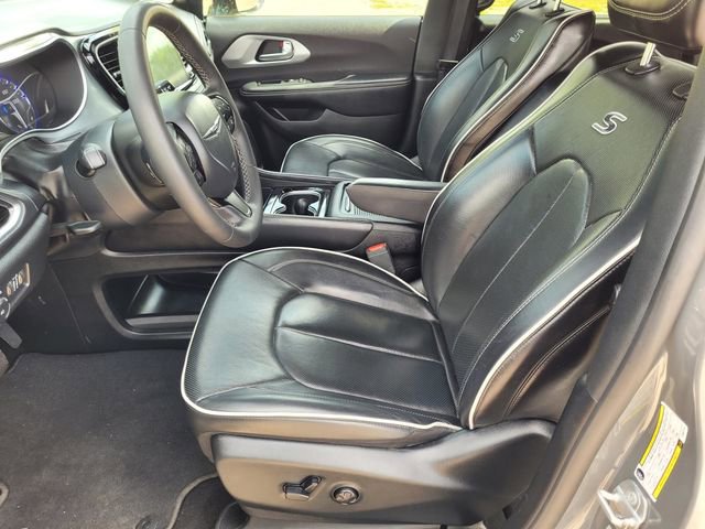 Used 2025 Chrysler Pacifica Limited image 28