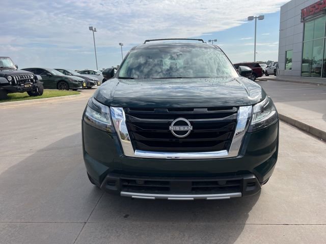 Used 2024 Nissan Pathfinder Platinum image 2