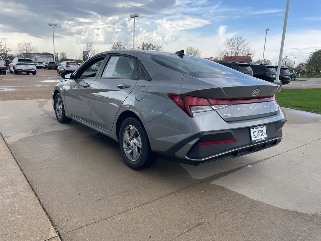 Used 2025 Hyundai Elantra SE FWD image 7