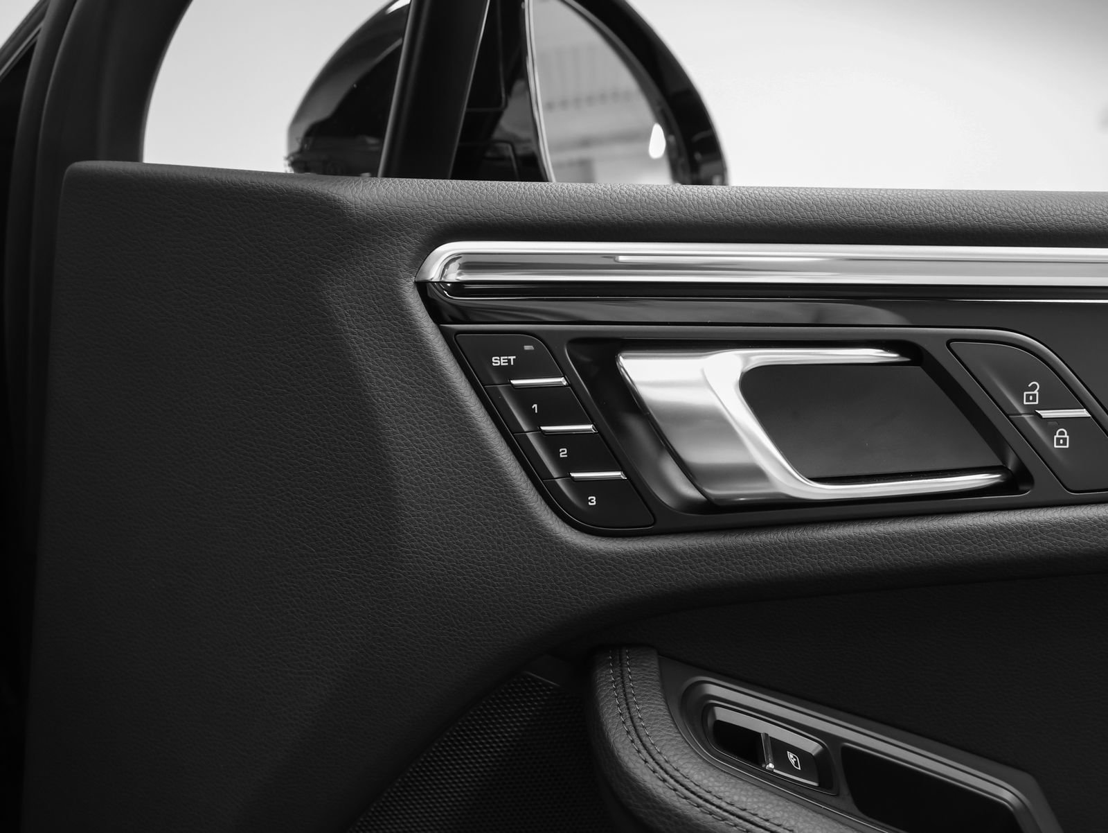 Certified 2025 Porsche Macan AWD/4WD image 20