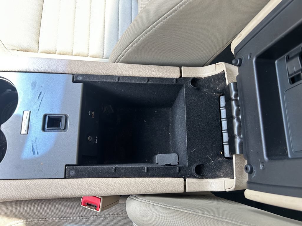 Used 2016 Ford Taurus SE FWD image 28