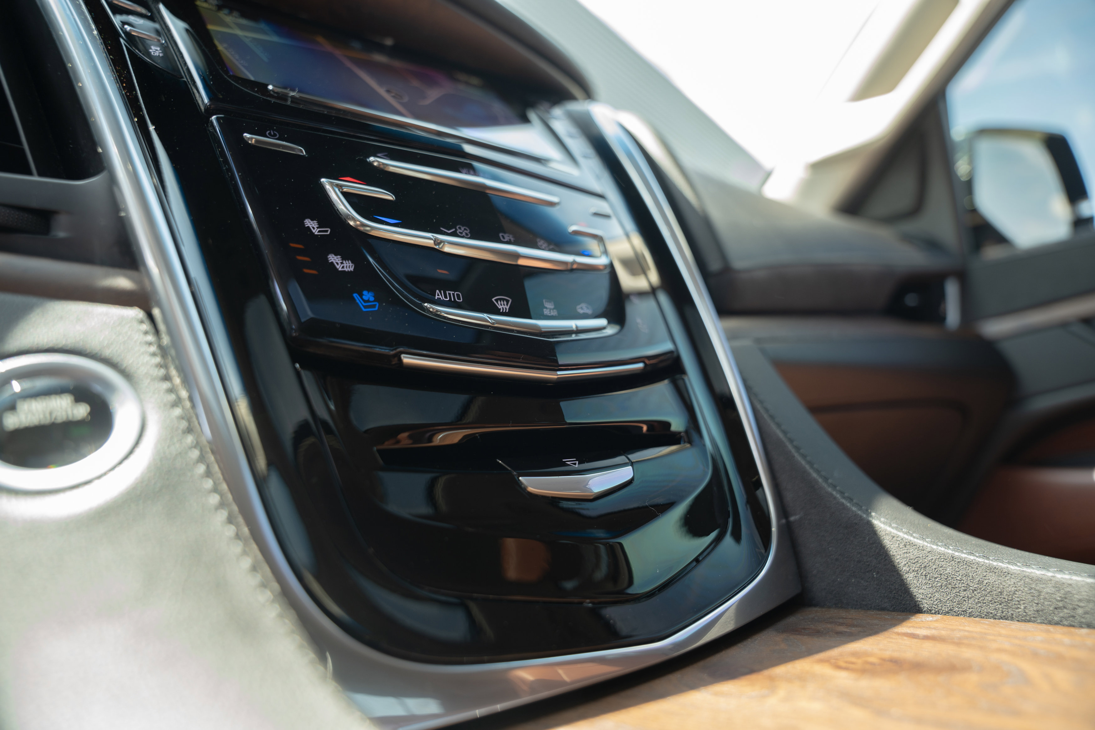 Used 2020 Cadillac Escalade Luxury AWD/4WD image 14