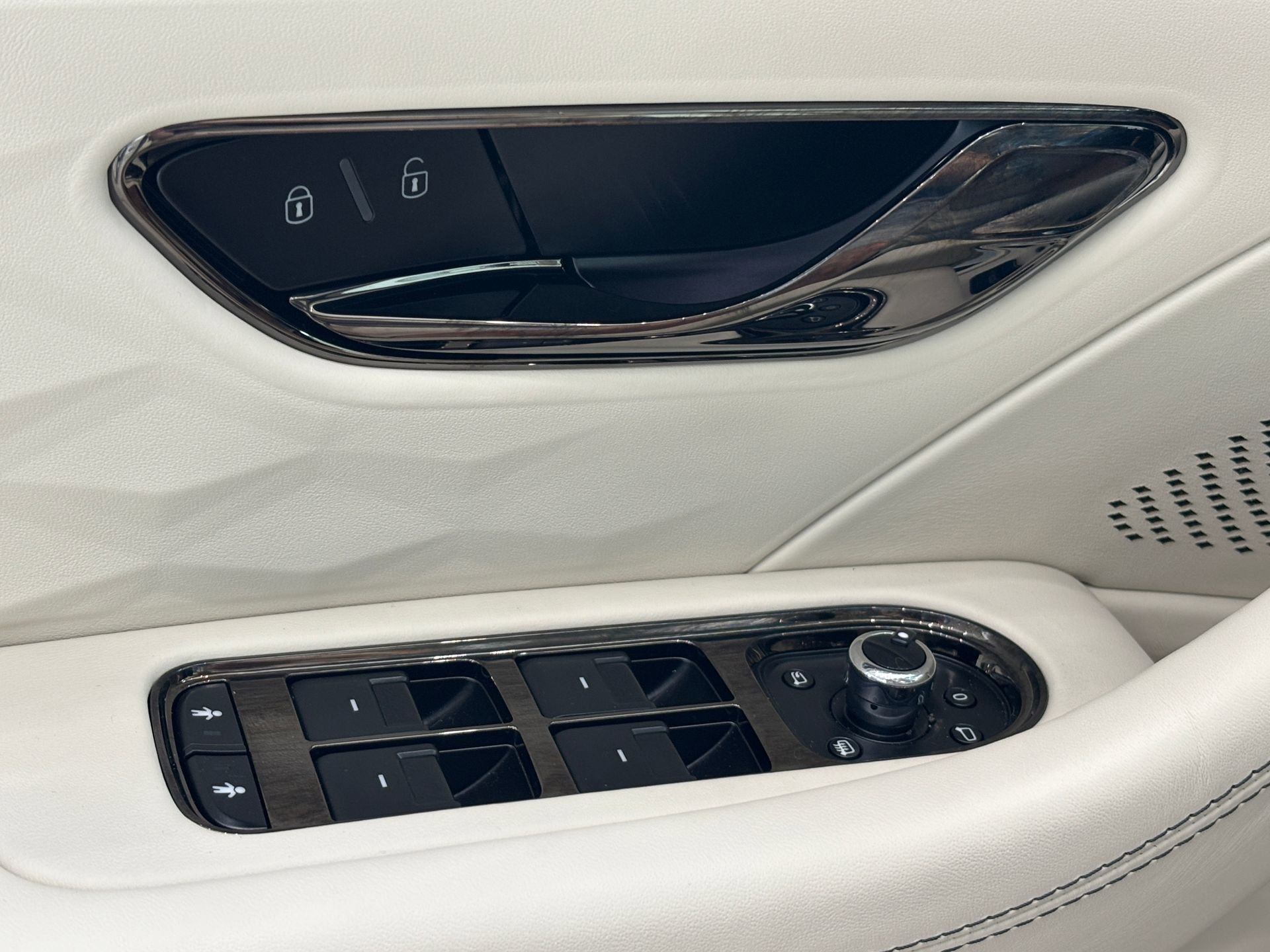 New 2025 Bentley Flying Spur Plug-In Hybrid image 62