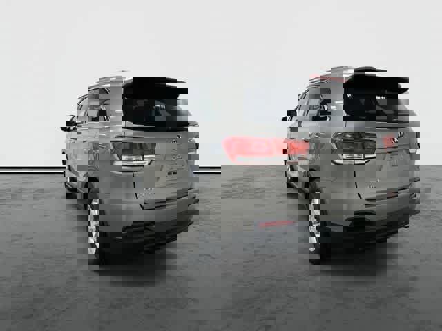 Used 2017 Kia Sorento LX w/ LX Convenience Package FWD image 2