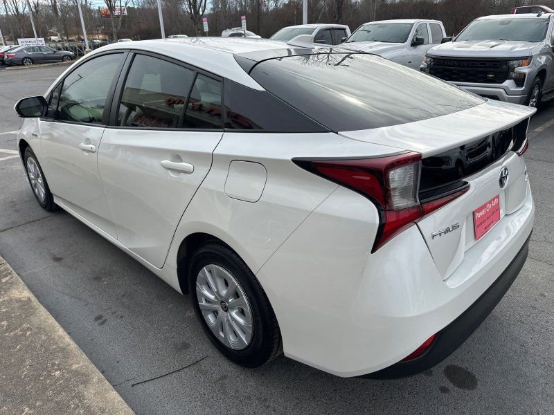 Used 2020 Toyota Prius XLE image 4