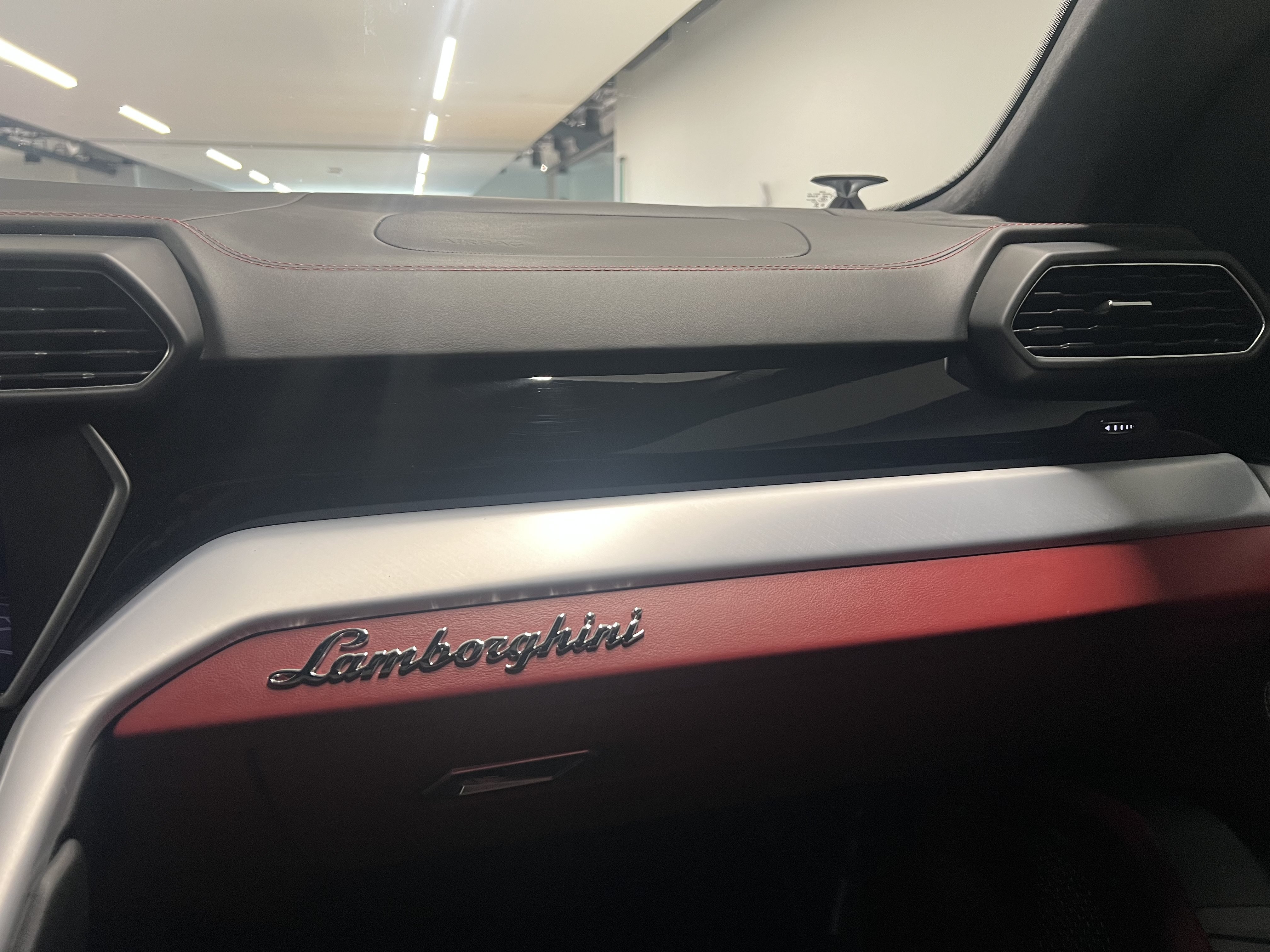 Used 2019 Lamborghini Urus AWD/4WD image 22