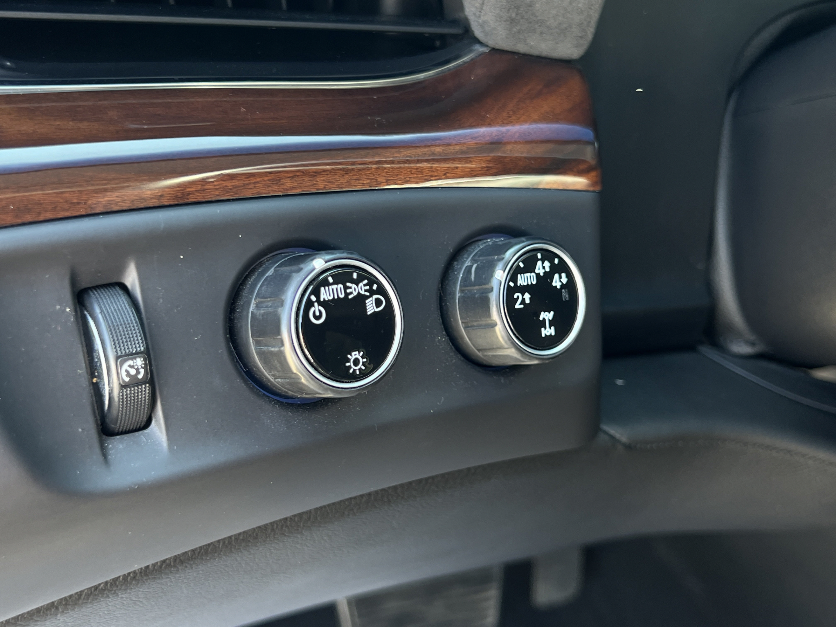 Used 2016 Cadillac Escalade Luxury AWD/4WD image 16