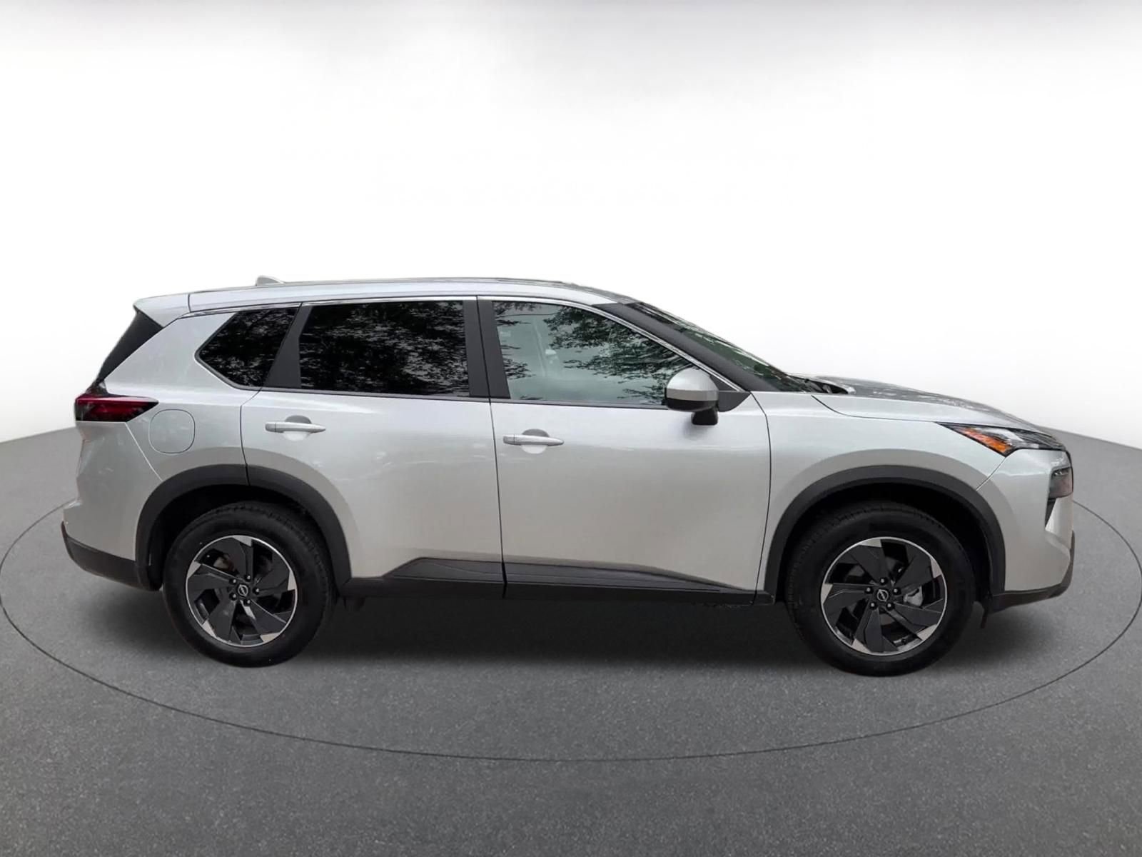 Used 2025 Nissan Rogue SV FWD image 16