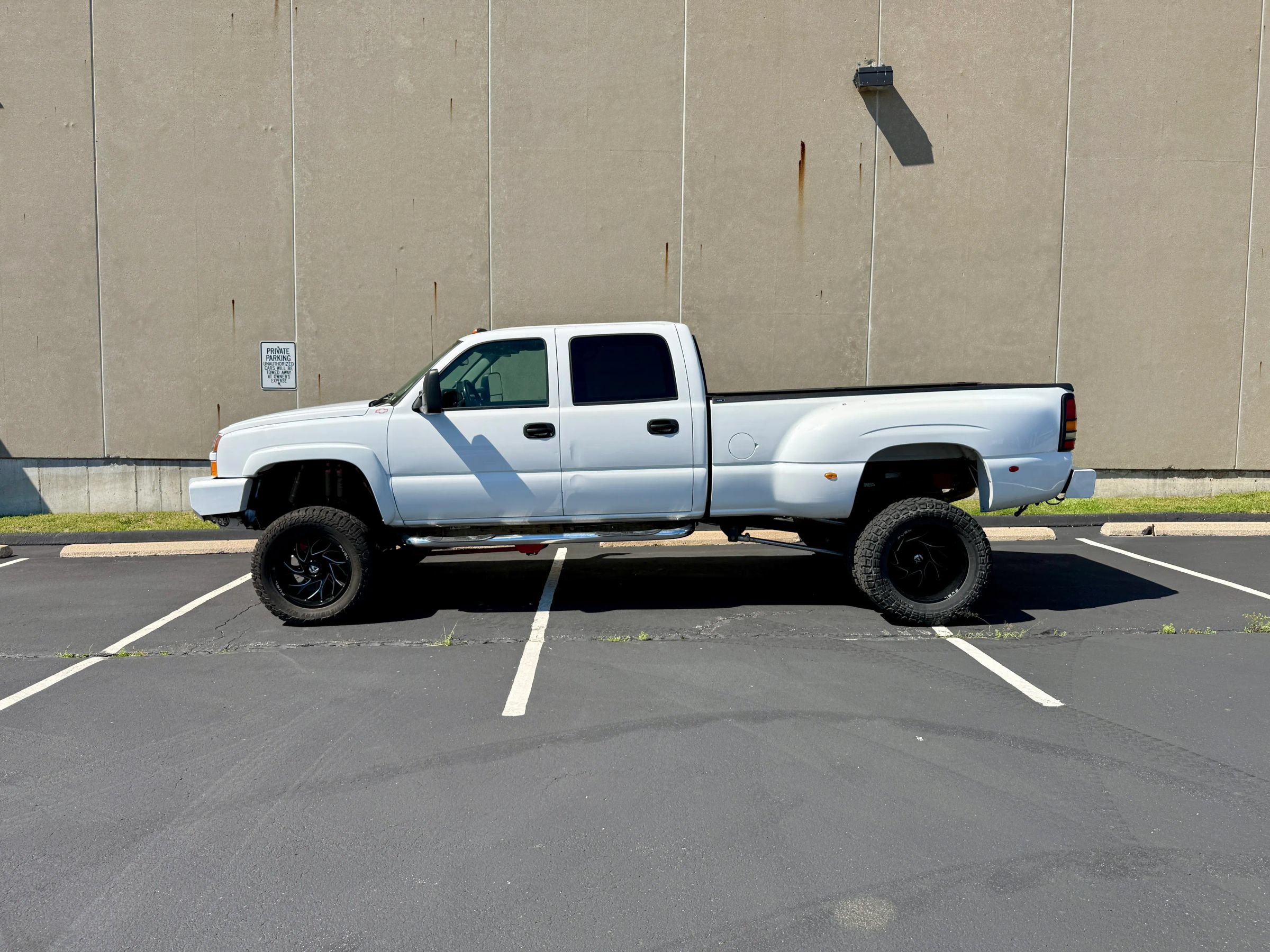 Used 2004 Chevrolet Silverado 3500 4x4 Crew Cab w/ Heavy-Duty Power Package image 2