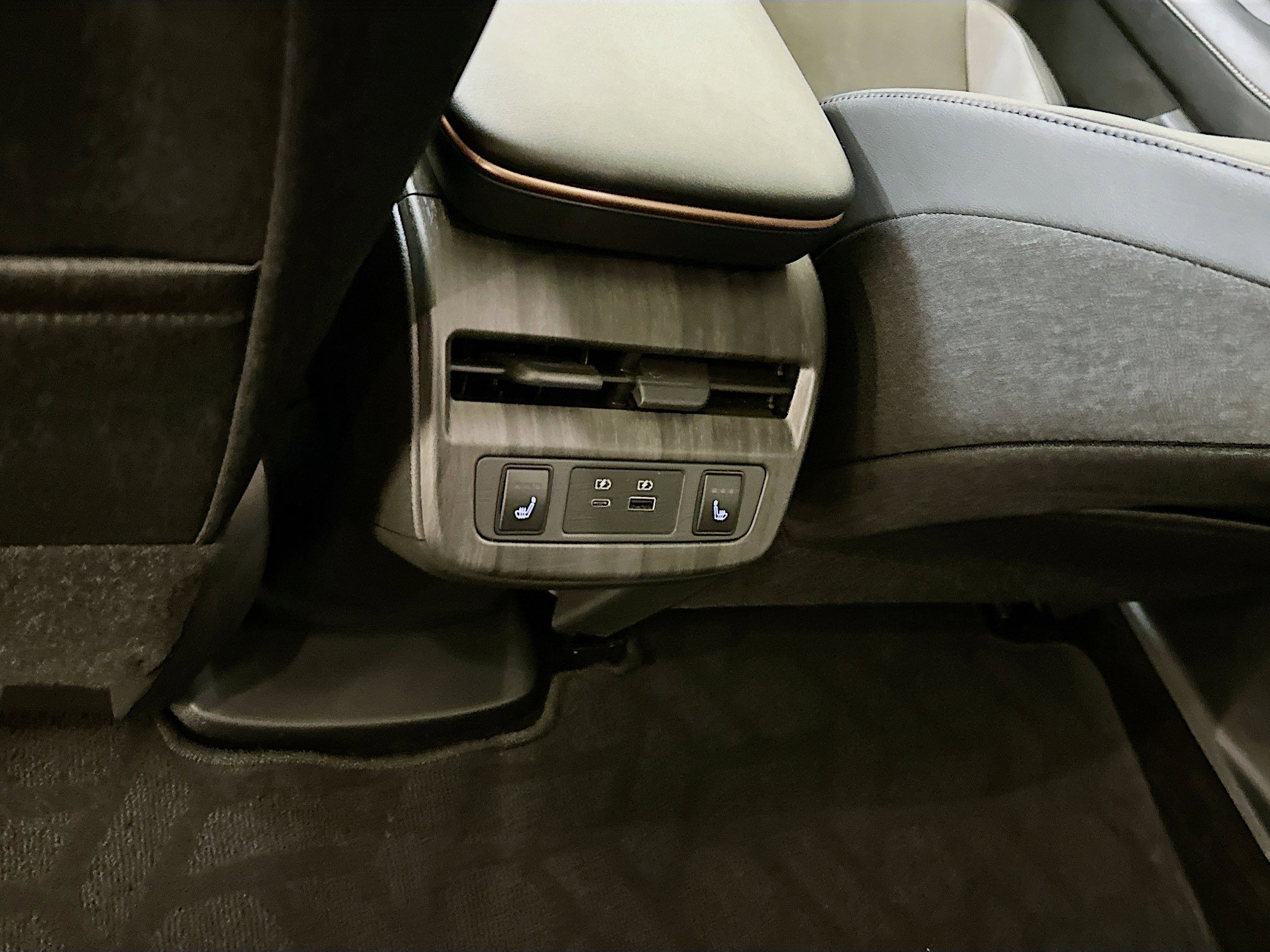 Used 2024 Nissan Ariya AWD image 29