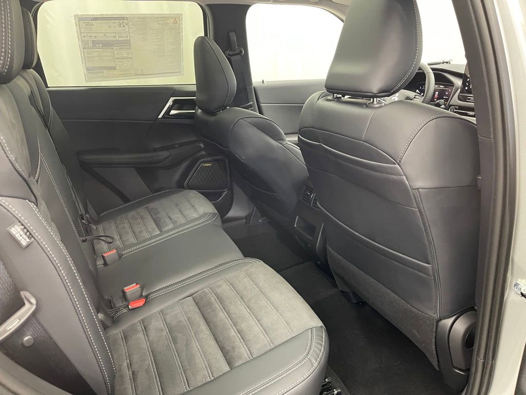 New 2025 Mitsubishi Outlander SE image 31