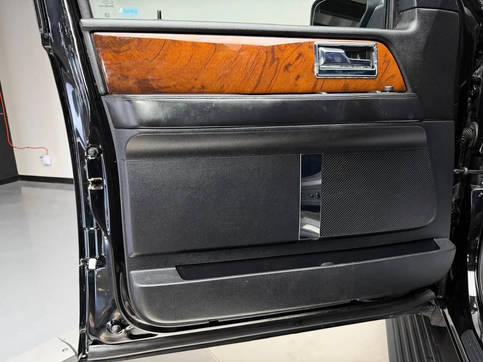 Used 2017 Lincoln Navigator L Select RWD image 28
