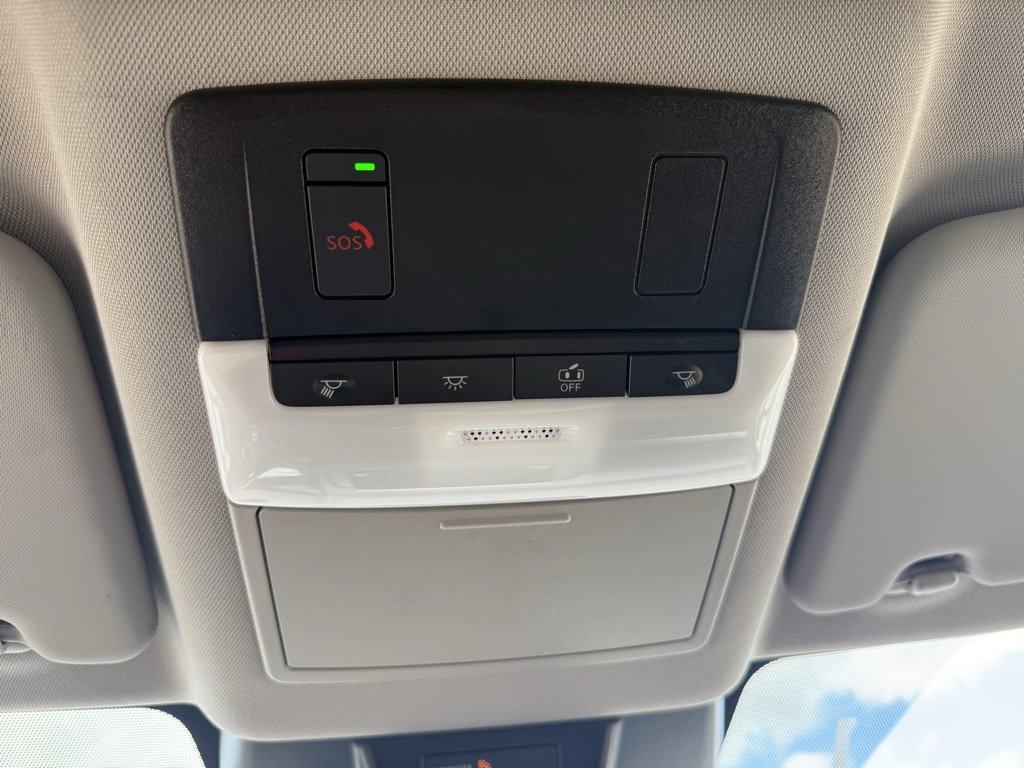 Used 2023 Nissan Rogue SV image 43