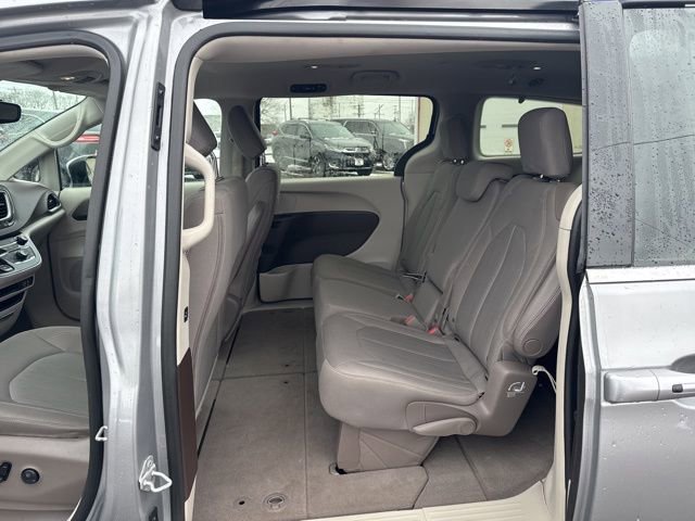 Used 2017 Chrysler Pacifica Touring image 10