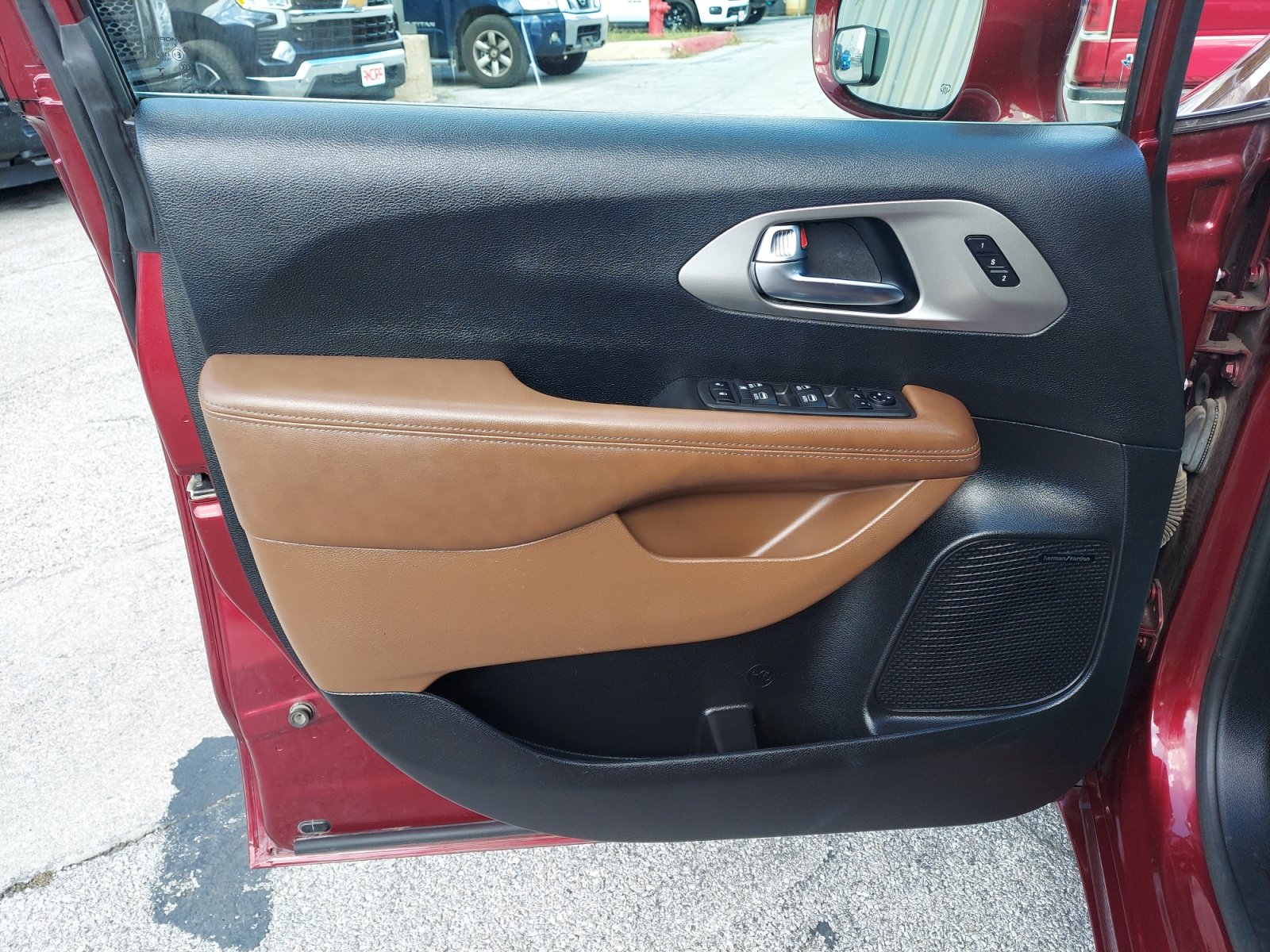 Used 2021 Chrysler Pacifica Limited w/ Uconnect Theater Family Group AWD/4WD image 30