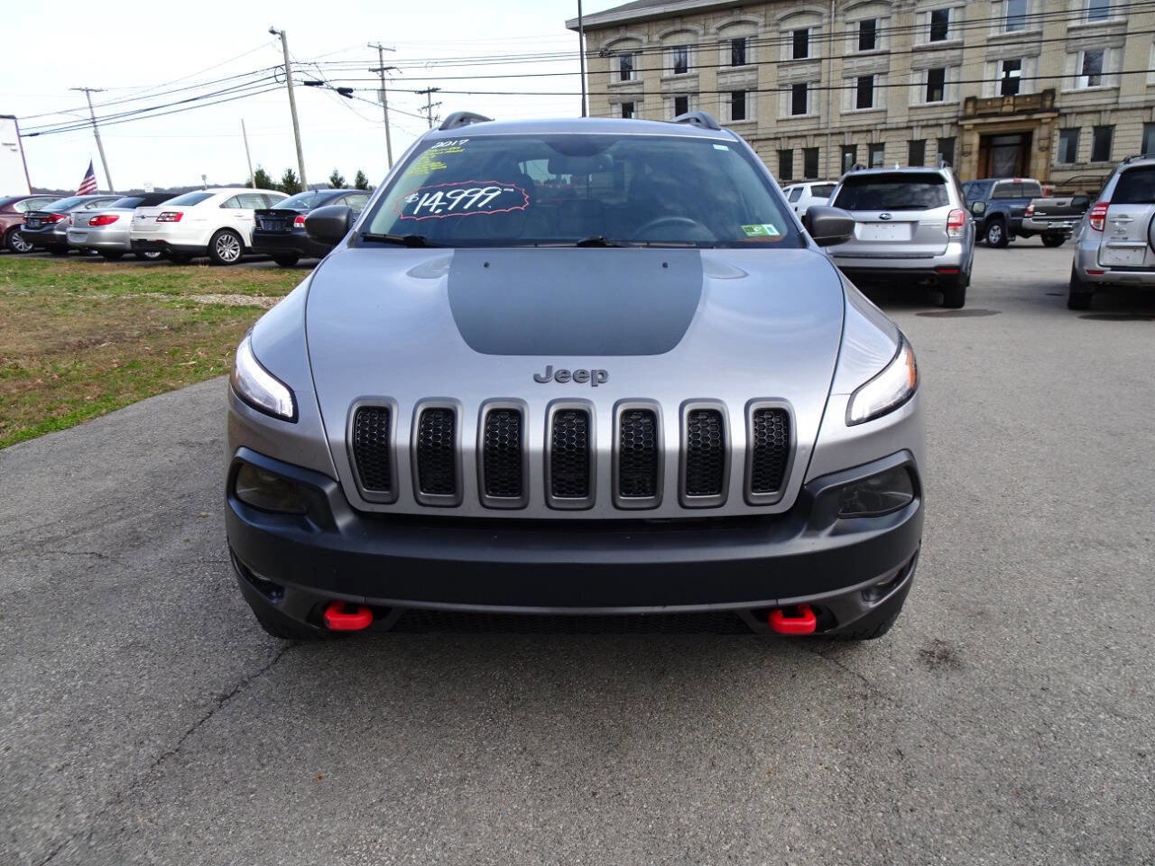 Used 2017 Jeep Cherokee Trailhawk image 3