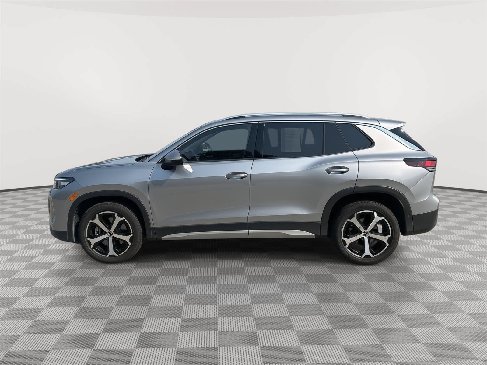 Certified 2025 Volkswagen Tiguan SE w/ Panoramic Sunroof Package AWD/4WD image 1