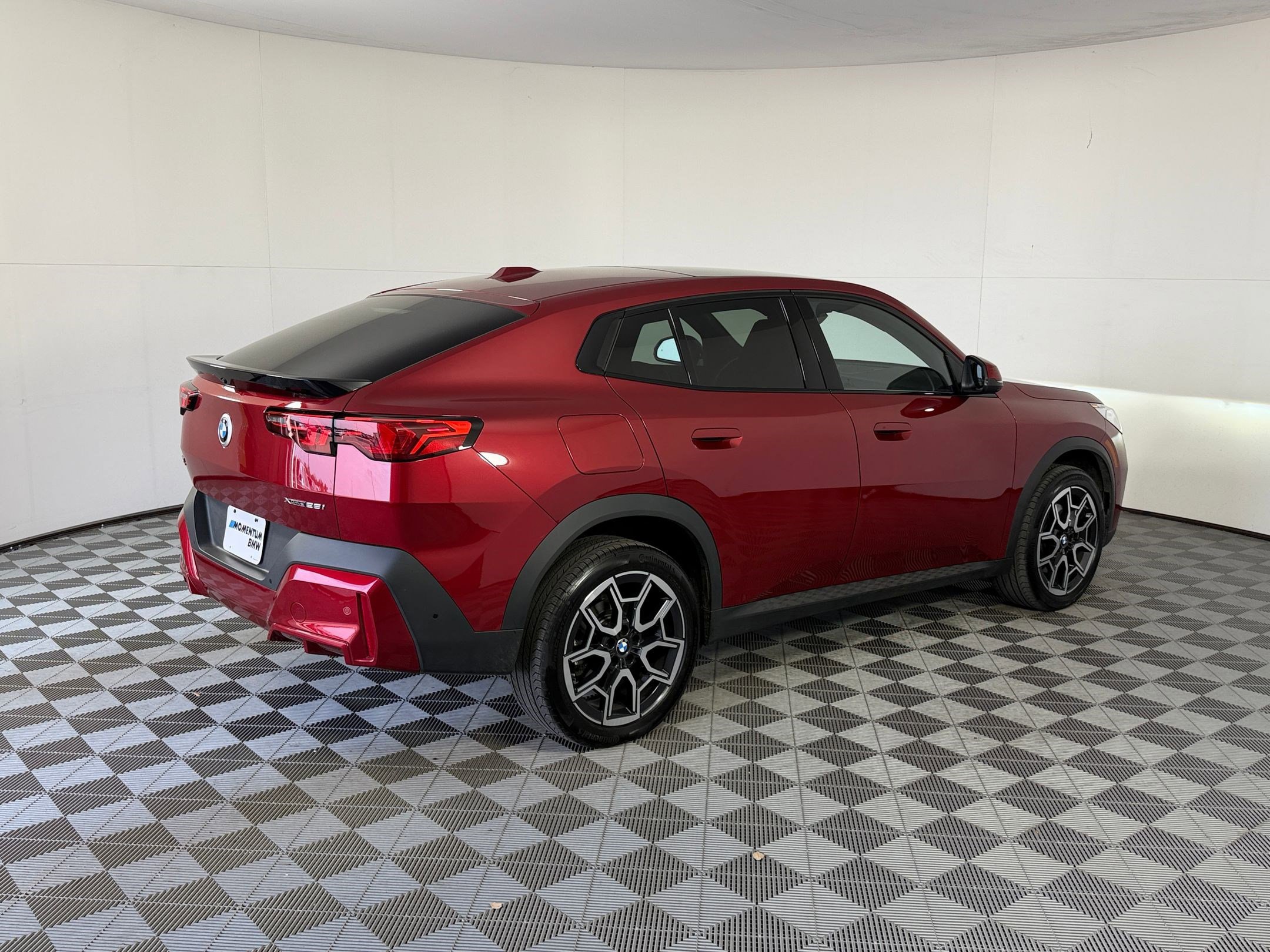 Used 2025 BMW X2 xDrive28i AWD/4WD image 9