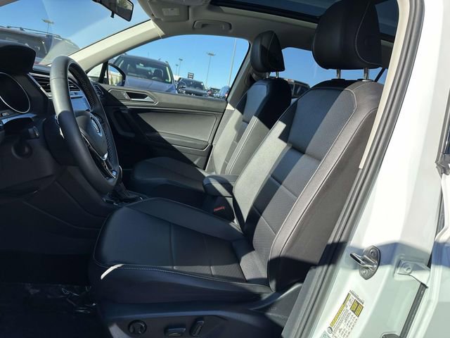 Used 2021 Volkswagen Tiguan SE w/ Panoramic Sunroof Package image 7