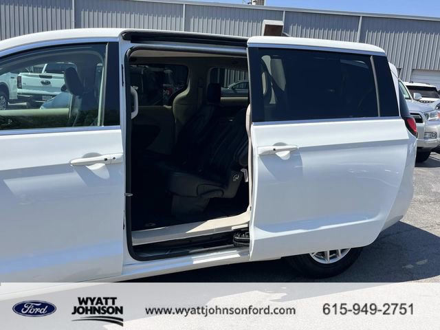 Used 2023 Chrysler Pacifica Touring-L image 19