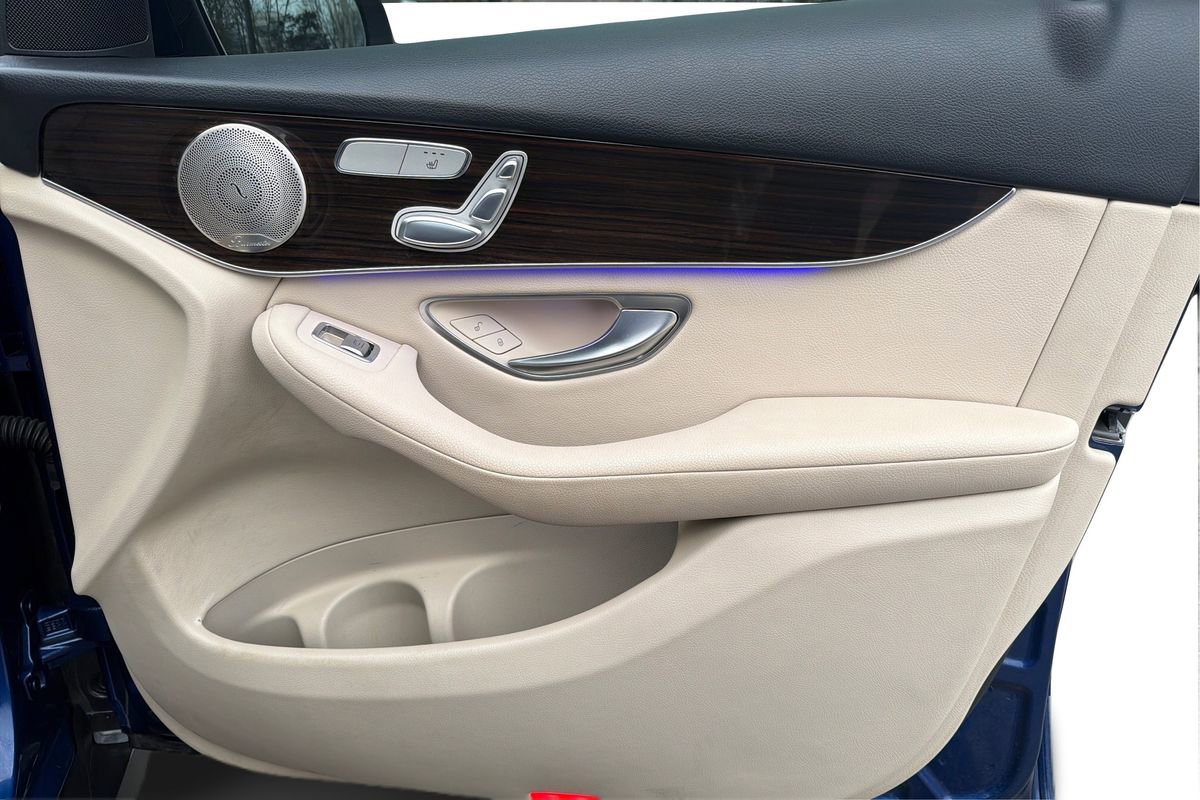 Used 2021 Mercedes-Benz GLC 300 4MATIC w/ Premium Package image 23