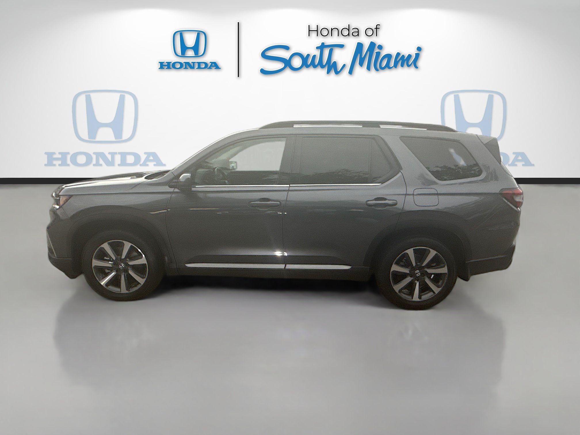 Certified 2025 Honda Pilot Touring image 4