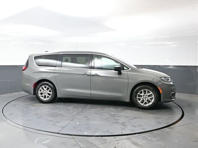 Used 2025 Chrysler Pacifica Select image 2