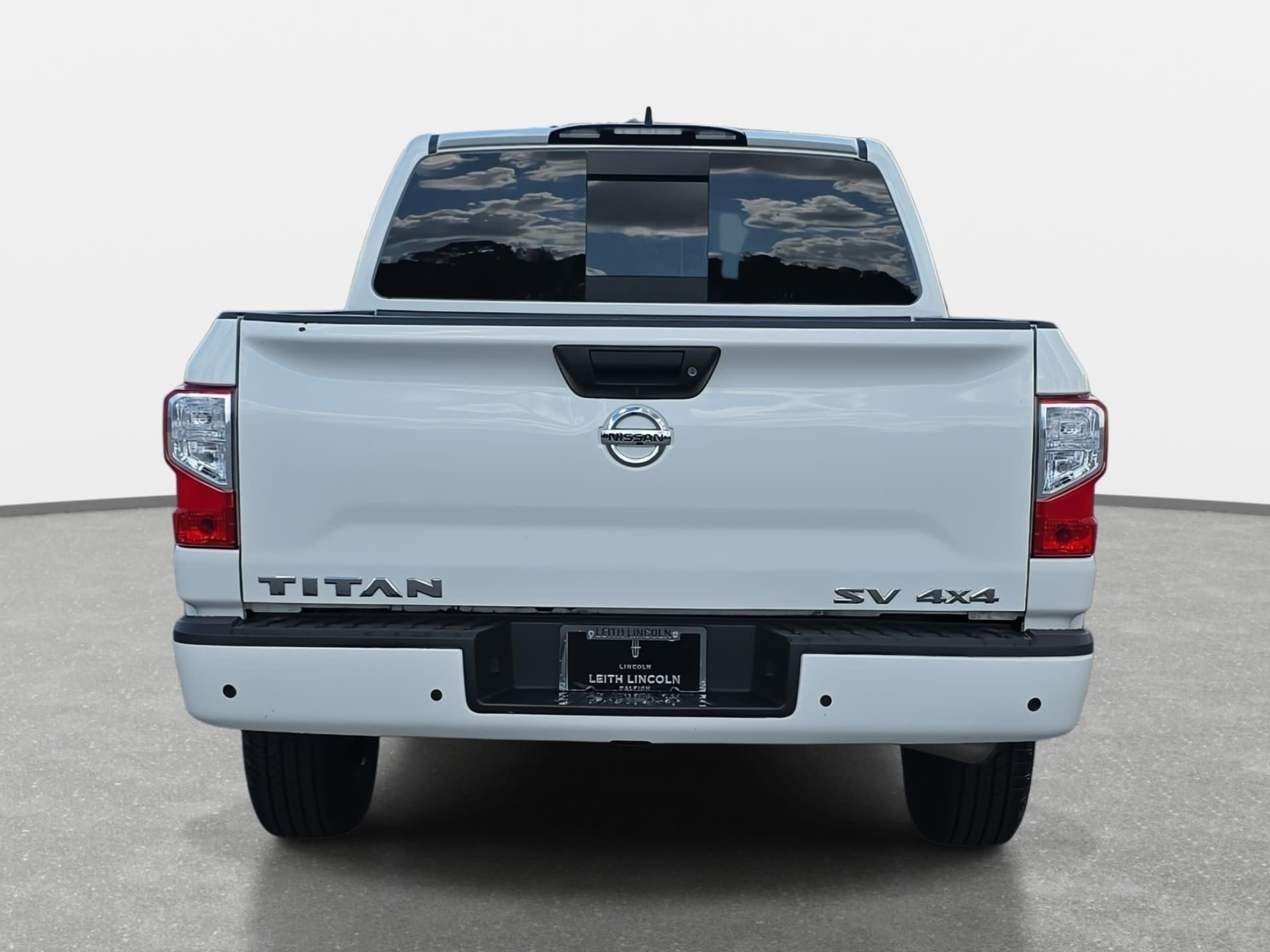 Used 2022 Nissan Titan SV image 6