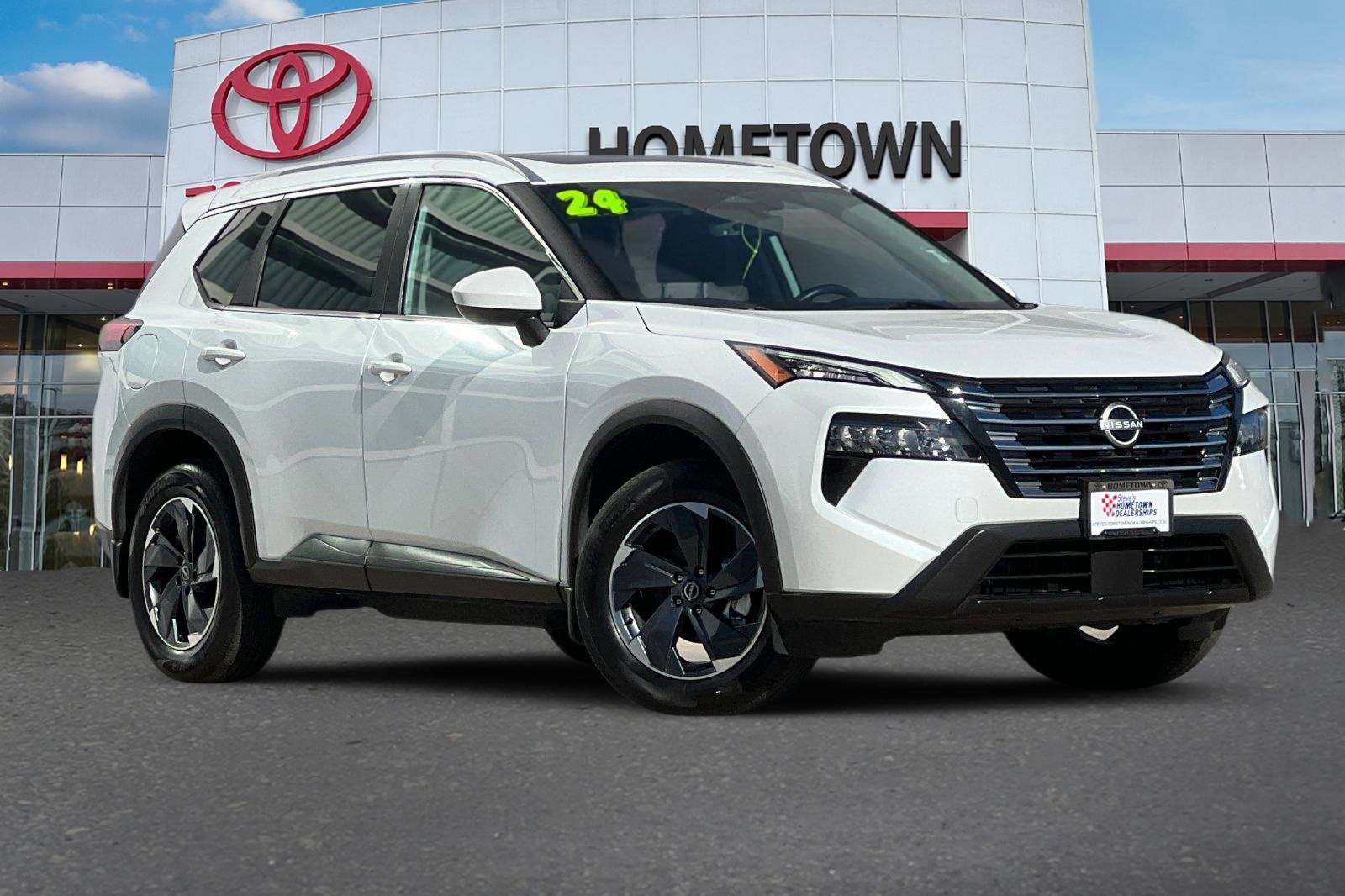 Used 2024 Nissan Rogue SV w/ SV Premium Package image 2