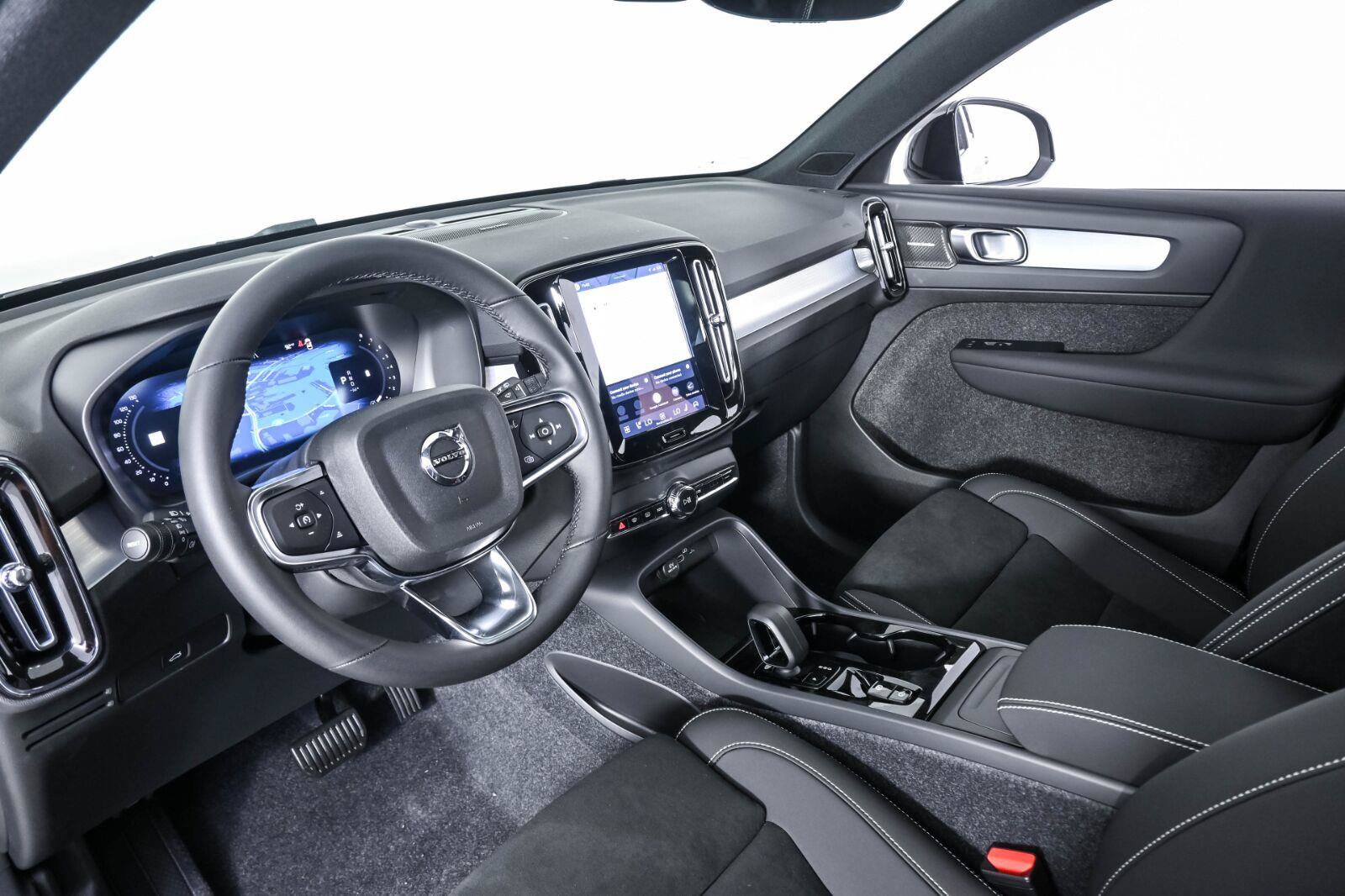 New 2026 Volvo XC40 B5 Ultra w/ Protection Package Premier AWD/4WD image 4