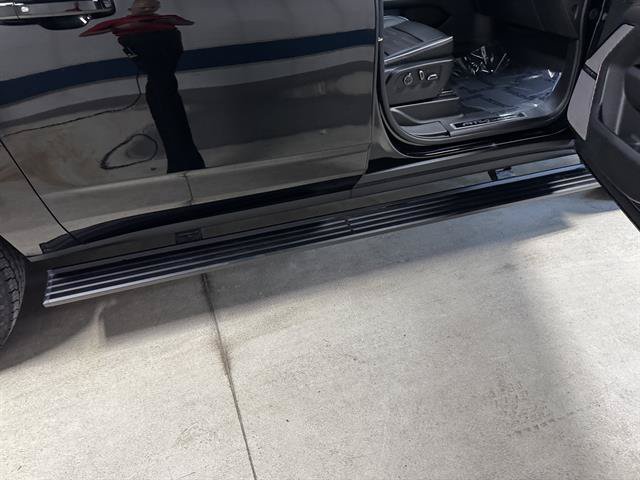 Certified 2025 GMC Yukon XL AT4 Ultimate AWD/4WD image 5